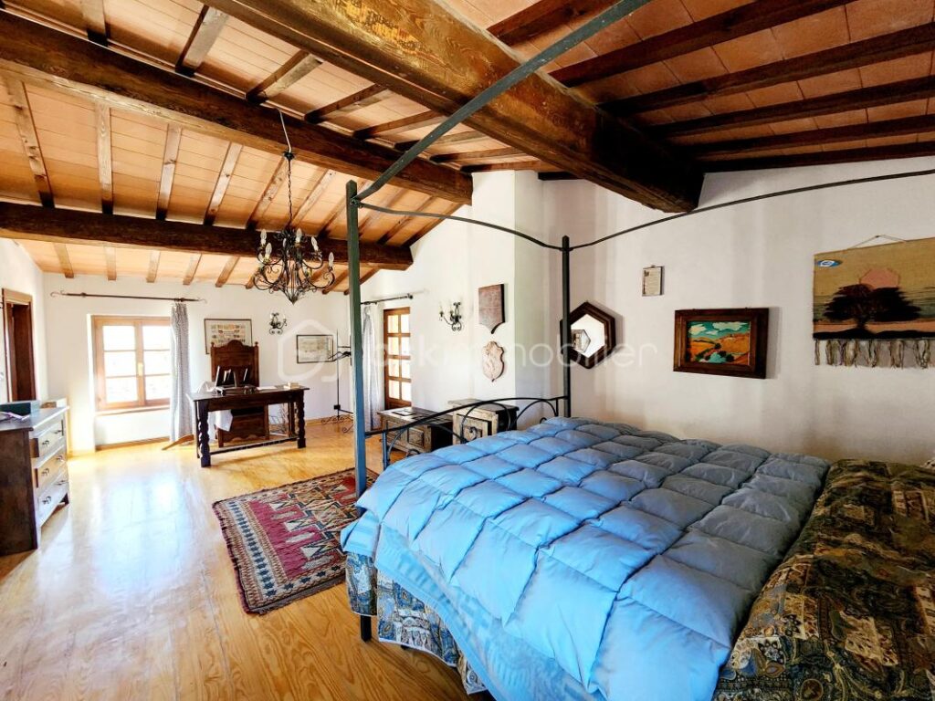 Mas Authentique au Cœur du Luberon sur plus de 2,7 hectares – 5 pièces – 3 chambres – 180 m²