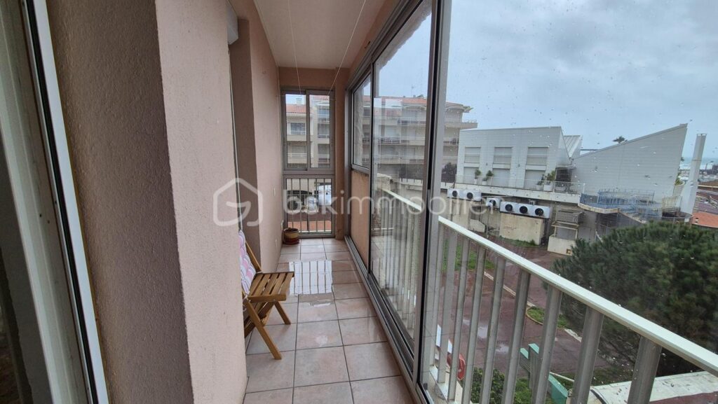 A VENDRE APPARTEMENT T3 DE 56M² A SAINT CYPRIEN PLAGE – COTE PORT – VUE MER ET PORT DE PLAISANCE – DEUX CHAMBRES – LOGGIA – PARKING PRIVE – CAVE INDIVIDUELLE – ASCENSEUR – 3 pièces – 2 chambres – 56 m²