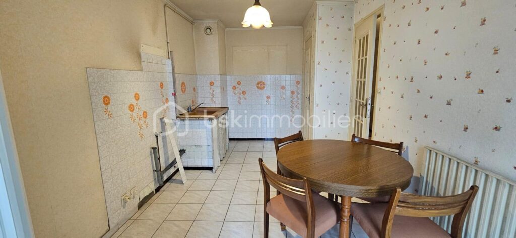 appartement T3 à rénover dans résidence quartier eaux claires – 4 pièces – 3 chambres – 83 m²