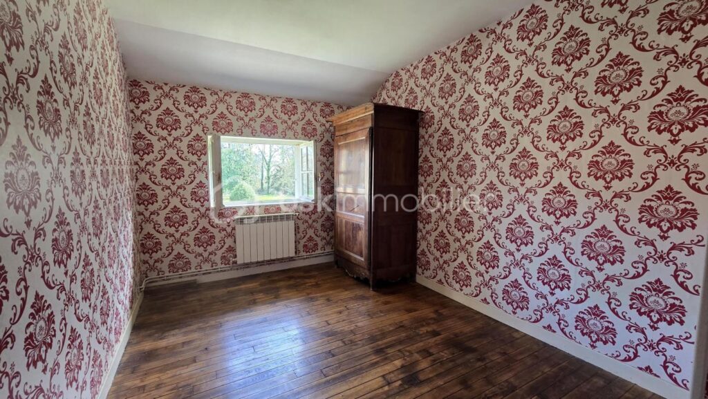 Ensemble immobilier, maison de 178 m², maisonnette, granges, petits toits, terres et étang – 5 pièces – 4 chambres – 178 m²