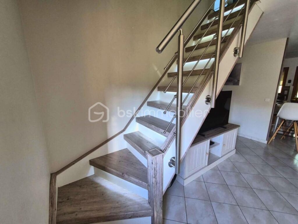 Maison individuelle 137m2, clé en main – Autonomie de plain‑pied – Vue sur étang – Terrain 860 m2 clos & garage – Aucun travaux – 4 pièces – 3 chambres – 137 m²