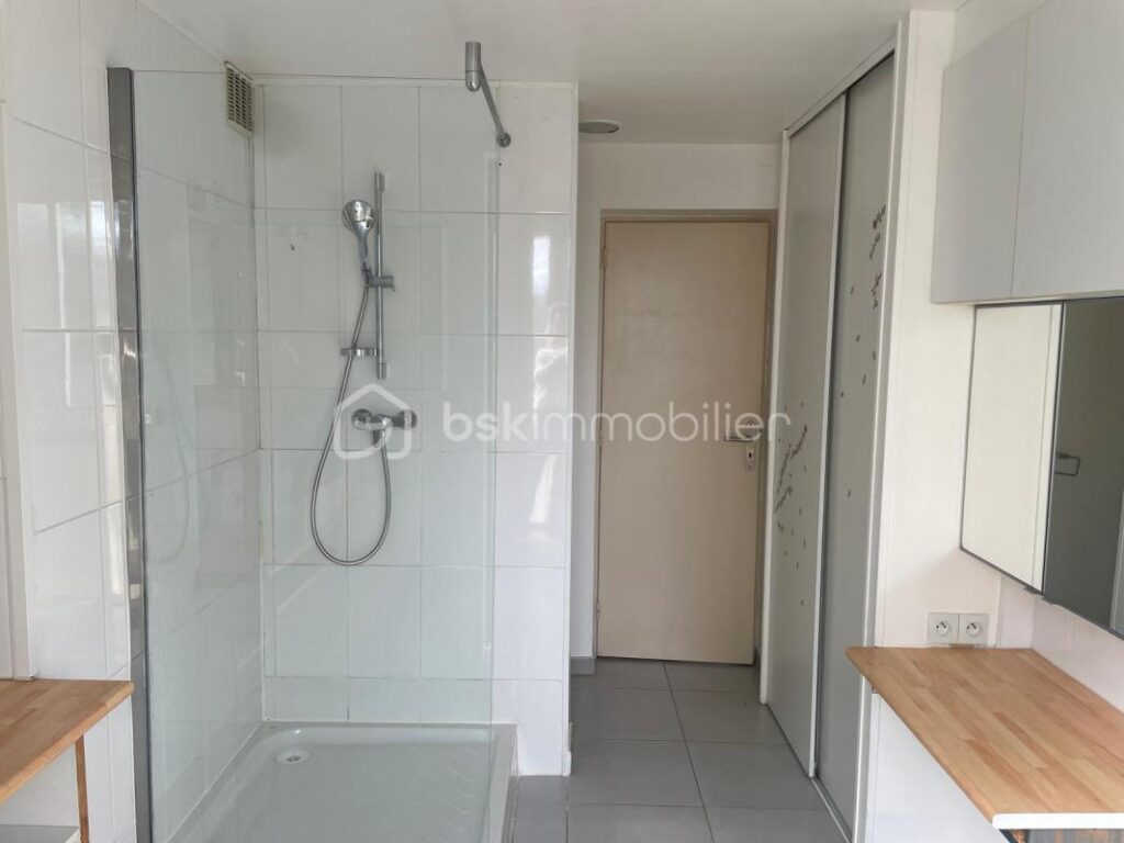 Appartement T3/4 lumineux, confortable et avec parking, très proche du centre historique d’AIX EN PROVENCE. A DECOUVRIR SANS TARDER! – 3 pièces – 2 chambres – 76 m²