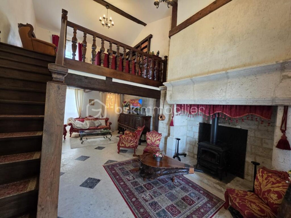 PROPRIETE DE VILLAGE EN PIERRE-3 CHAMBRES-MEZZANINE-JARDIN-CLOITRE – 5 pièces – 3 chambres – 181 m²