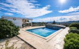 Villa récente de plain-pied avec piscine et vue dégagée – Bourg-Saint-Andéol – 5 pièces – 4 chambres – 126 m²