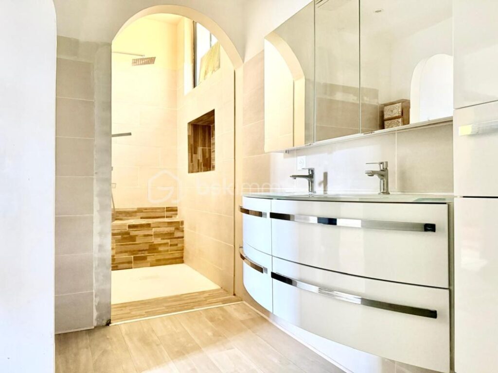 À VENDRE – VILLA 106 M² AVEC GARAGE + 2 APPARTEMENTS – À MEZEL – PRIX 338 000 € – 3 pièces – 2 chambres – 106 m²