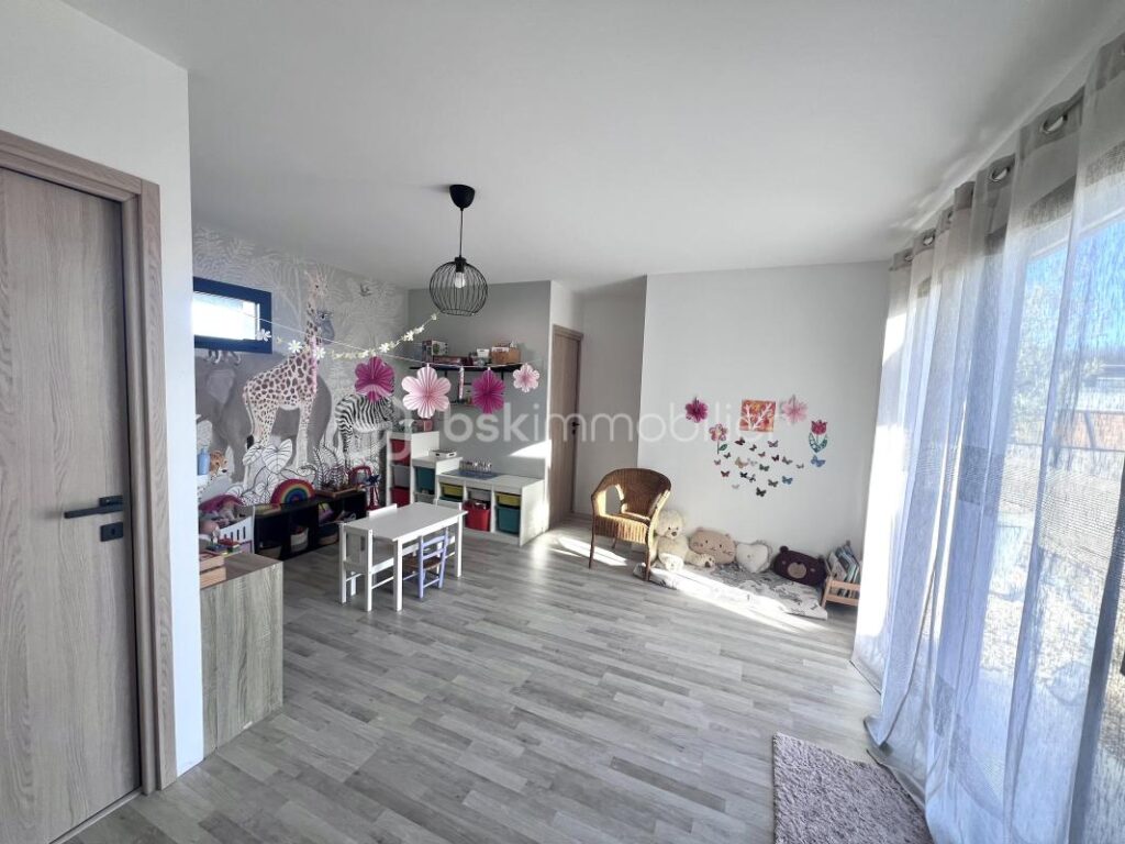 Contemporaine de 190m2 4 Chs Habitation et espace libéral attenant 470000€ St Seurin sur L’ Isle – 8 pièces – 4 chambres – 190 m²