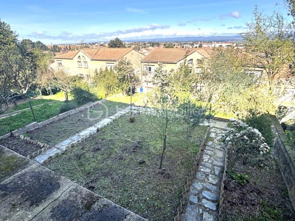 Maison à proximité immédiate de la Cité – 3 chambres + un bureau – jardin – garage – sous-sol – 4 pièces – 3 chambres – 106 m²