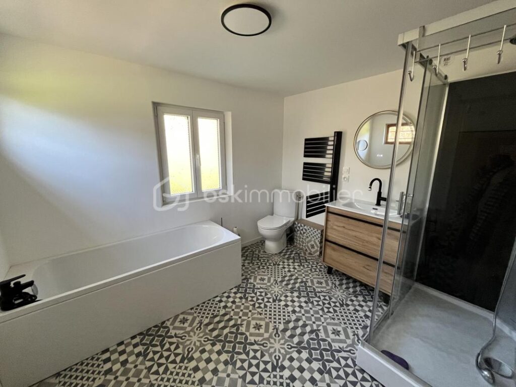 Superbe maison de campagne fraîchement rénovée sur son magnifique terrain au cœur de la forêt – 4 pièces – 2 chambres – 90 m²