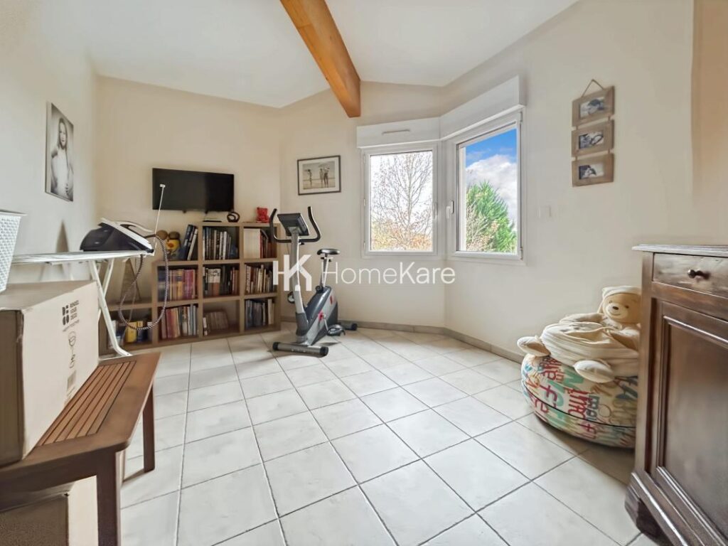 VILLA FAMILIALE T7 AVEC VUE, PISCINE ET GARAGE – 7 pièces – 4 chambres – 185 m²