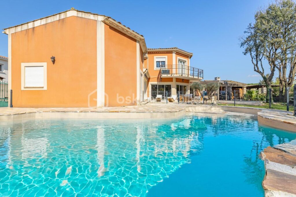 Propriété d’exception 337 m² – 5 dépendances – Revenus locatifs – DPE A – 9 pièces – 8 chambres – 337 m²