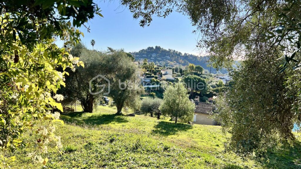 COUP DE CŒUR pour une villa individuelle à Vence Sud. Vue mer. Terrain piscinable – 4 pièces – 3 chambres – 135 m²