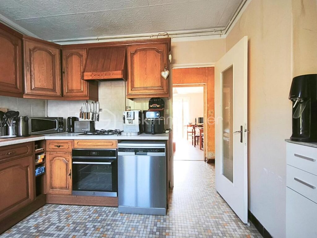 T4 traversant avec balcon plein sud – un potentiel à révéler au cœur de Neuville-sur-Saône – 4 pièces – 3 chambres – 79 m²