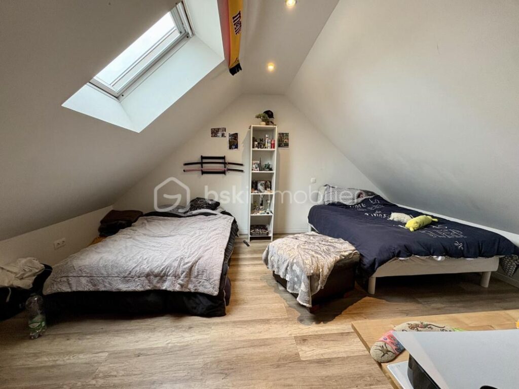 Grande maison familiale à la campagne – 6 chambres – Piscine couverte – Terrain avec dépendances – 10 pièces – 6 chambres – 205 m²