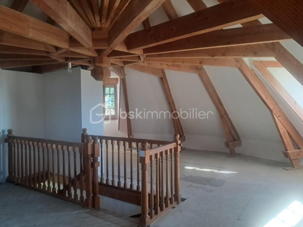 Maison atypique ronde dans un écrin de verdure en Vallée de la Vienne – 5 pièces – 1 chambre – 115 m²