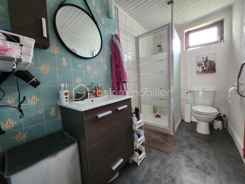 CHALLONGES — AU CALME — BEAUX ESPACES — SOUS SOL COMPLET – 8 pièces – 6 chambres – 135 m²