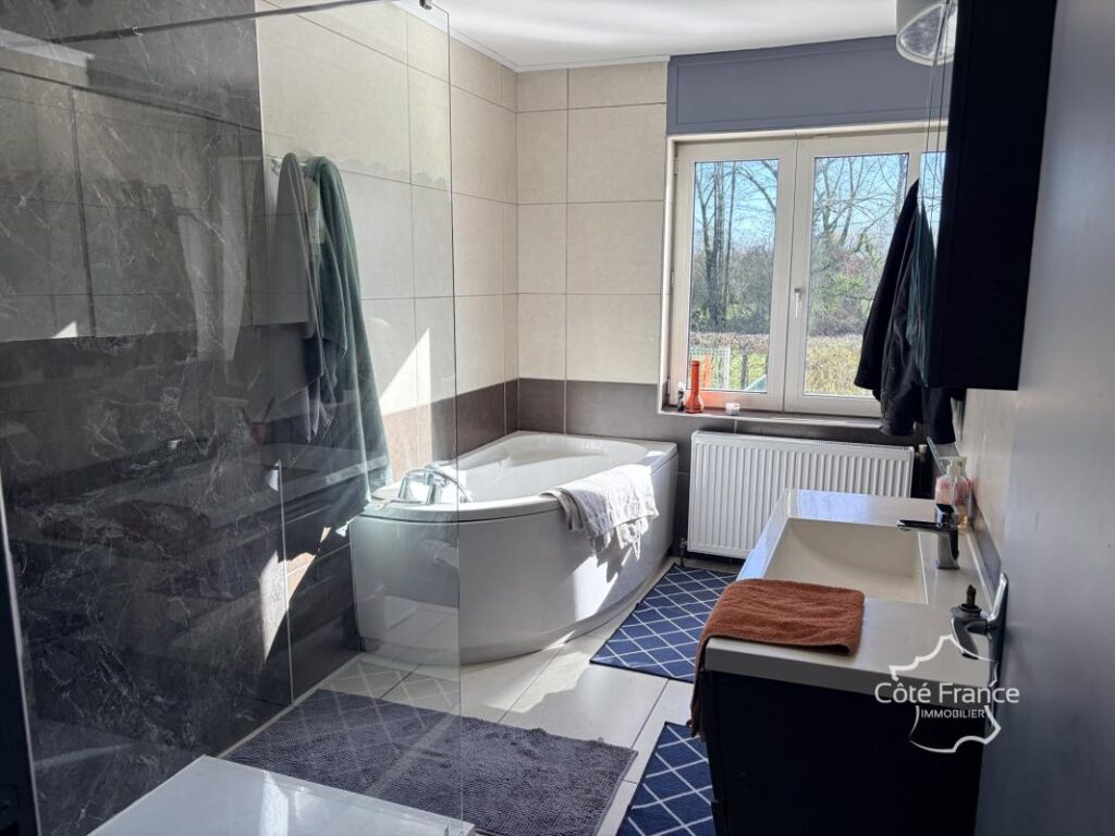 Maison 6 pièces 143 m2 1 880 m2 de terrain Bersillies (5 – 6 pièces – 4 chambres – 143 m²