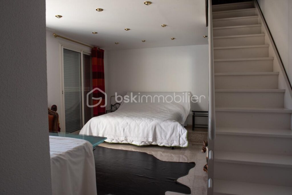 Villa, Gîte & 900 m² de Hangars à aménager – 16 pièces – 7 chambres – 340 m²