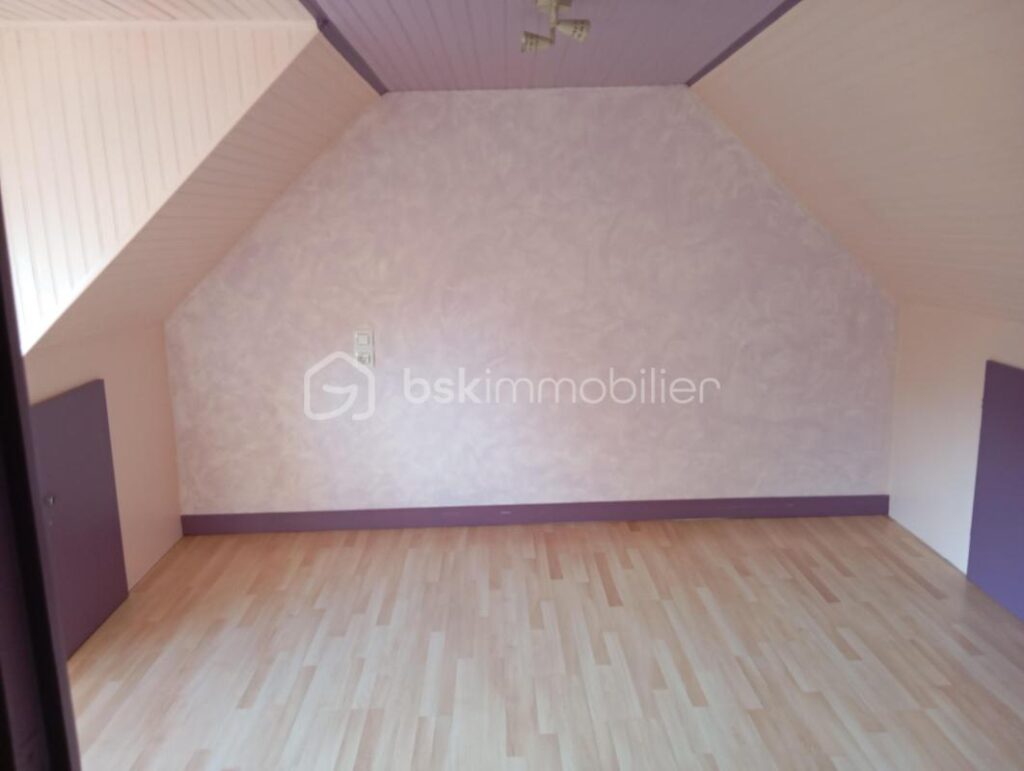 Maison habitable ** bourg callac** terrain**dépendances – 4 pièces – 2 chambres – 53 m²