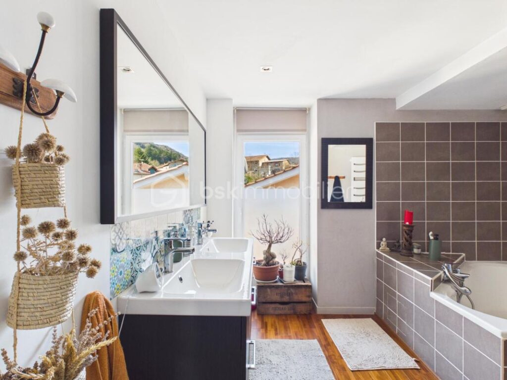 Maison de village – 5 pièces 148 m² – Jardin cocooning – 100 m² d’annexes – 5 pièces – 4 chambres – 148 m²