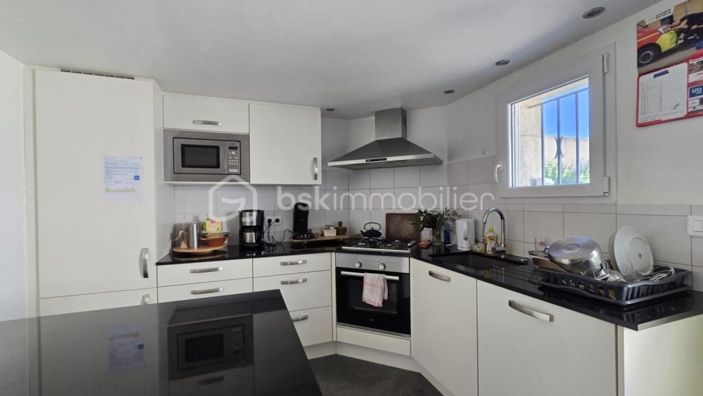 Grande maison divisée en deux appartements avec PISCINE ET VUE IMPRENABLE – 7 pièces – 5 chambres – 223 m²