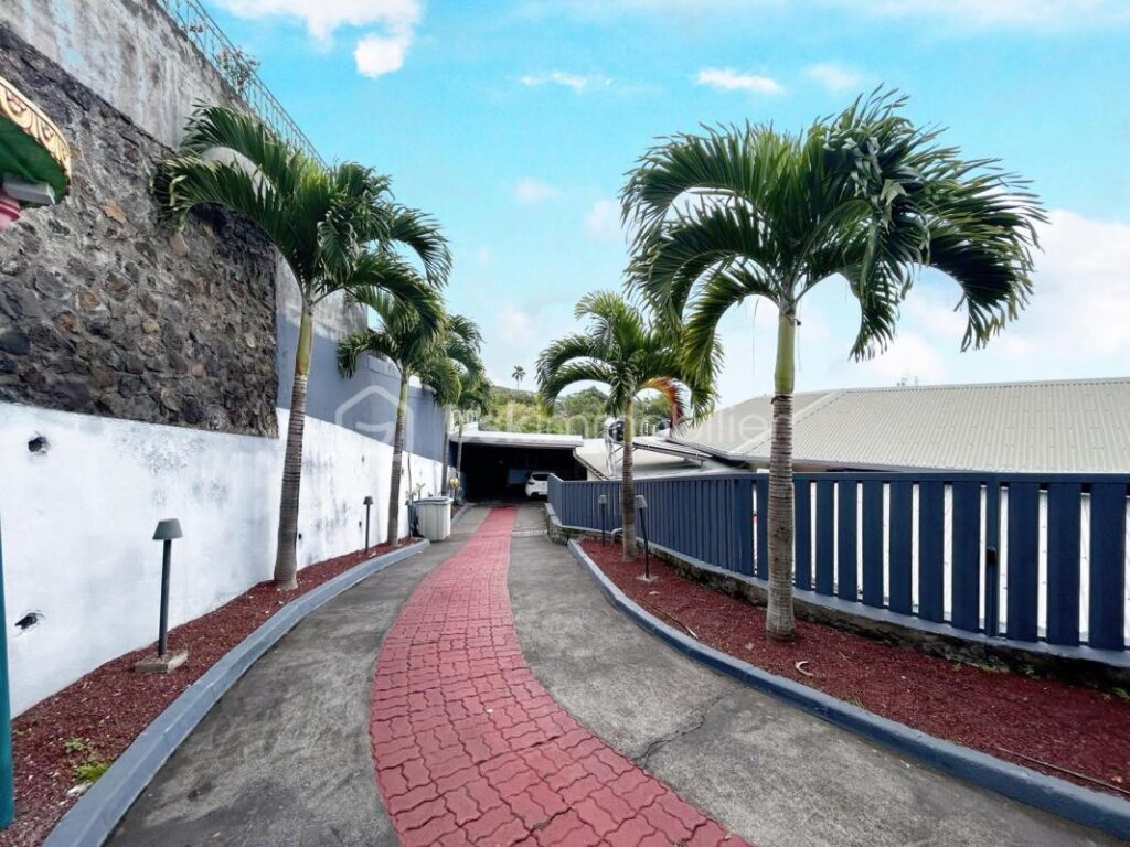 Villa de 360 m² de surface utile – 6 pièces – 4 chambres – 180 m²