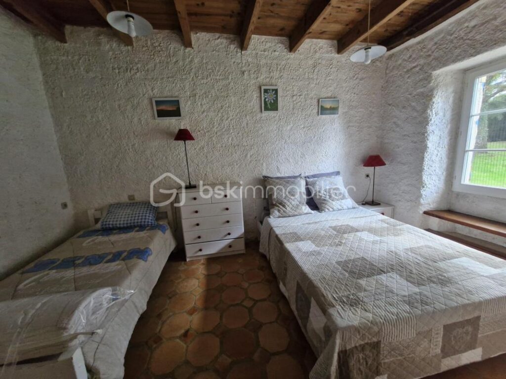 Charmante maison longère de 350m2 à Port-Sainte-Foy-et-Ponchapt – 15 pièces – 8 chambres – 350 m²