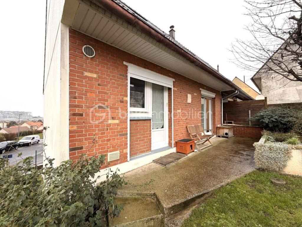 Maison semi mitoyenne avec vue dégagée à 15 min à pied de la mer – 5 pièces – 3 chambres – 119 m²