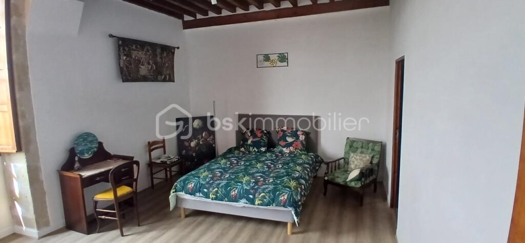 Maison Tour Historique – 4 pièces – 3 chambres – 120 m²