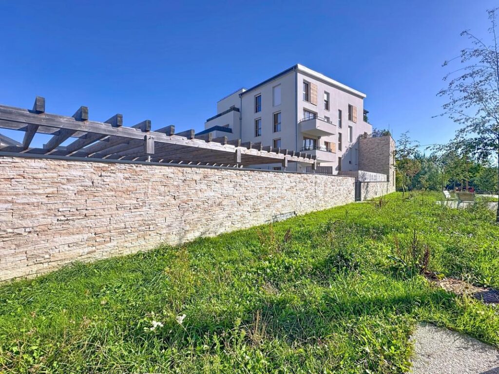 Charmant T2 de 42 m² avec vue imprenable sur le canal – Quartier prisé de la Croix-Bonnet à Bois-d’Arcy – 2 pièces – 1 chambre – 41 m²