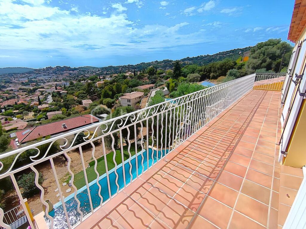 À VENDRE –EXCEPTIONNELLE VILLA 9 PIÈCES 225 M² ET 1 662 M² DE TERRAIN – PISCINE À DÉBORDEMENT– GARAGE– JARDIN – 5 CHAMBRES – BUREAU – T2 INDÉPENDANT– VUE PANORAMIQUE COLLINES ET MER– SANS VIS-À-VIS – PROCHE CENTRE-VILLE OLLIOULES – LA COURTINE – 945 000 € – 9 pièces – 5 chambres – 225 m²