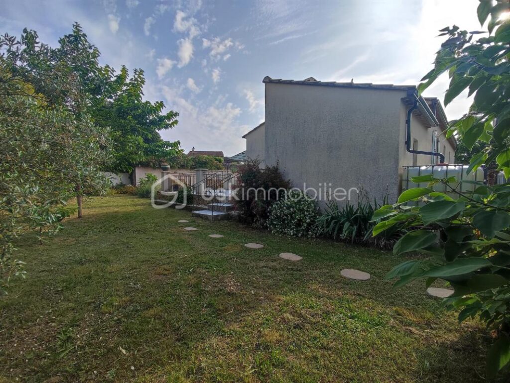 Plain-pied de 2010 avec piscine – 5 pièces – 3 chambres – 100 m²