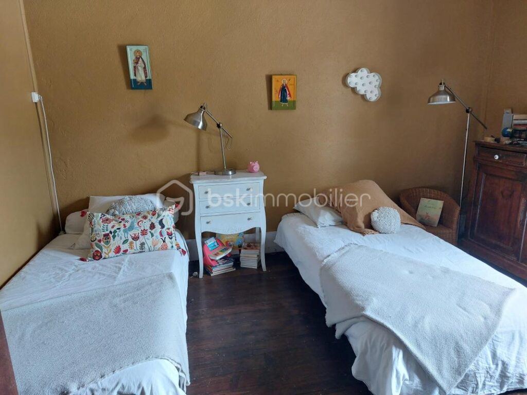 Maison 242m2 avec installations équestre, terrain 8000m2 – 7 pièces – 4 chambres – 242 m²