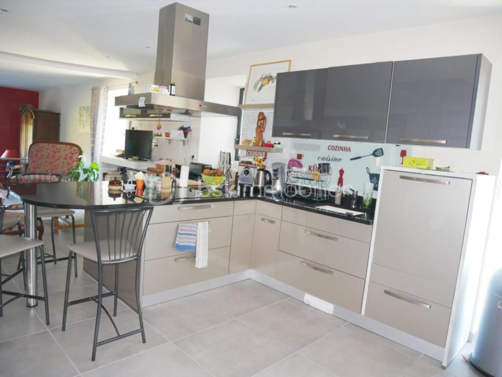 ANCIENNE FERME RÉNOVÉE – 7 pièces – 5 chambres – 316 m²