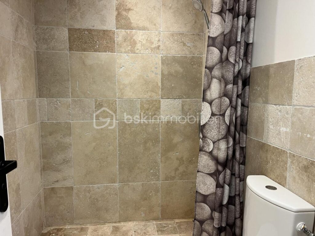 POSITION DOMINANTE À TRÉLISSAC – 8 pièces – 5 chambres – 193 m²