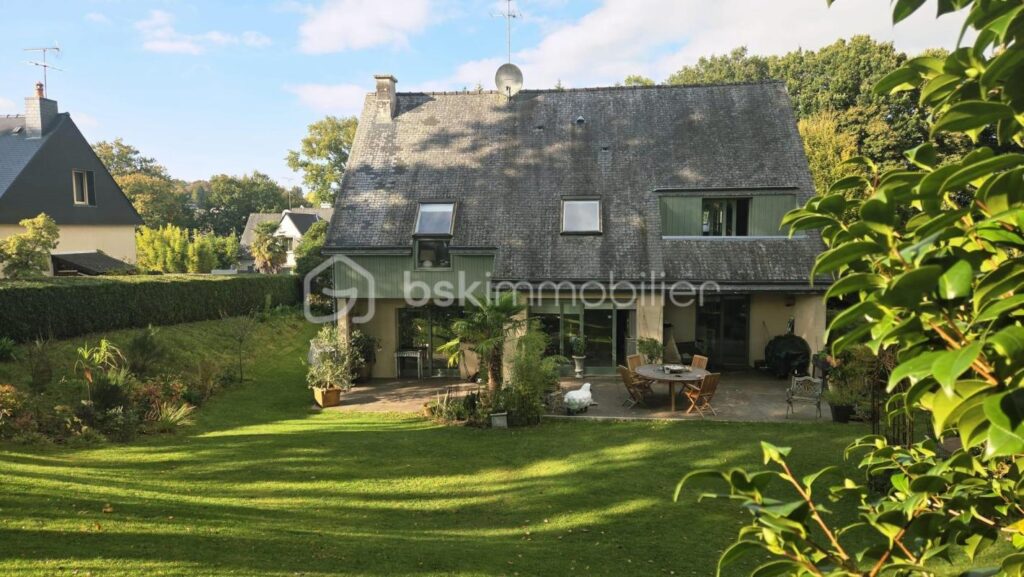 Élégante maison de caractère – Quartier Montaubert, cadre verdoyant – 7 pièces – 3 chambres – 164 m²