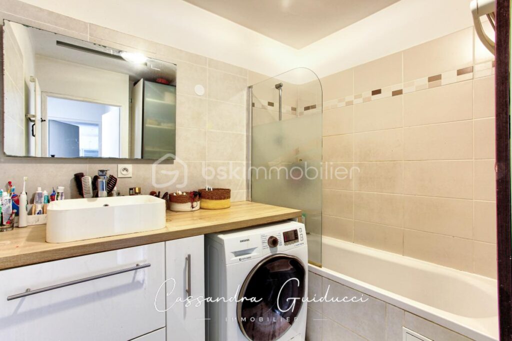 APPARTEMENT 3 PIECES AVEC GRANDE TERRASSE – RESIDENCE LA PINEDE – 3 pièces – 2 chambres – 66 m²