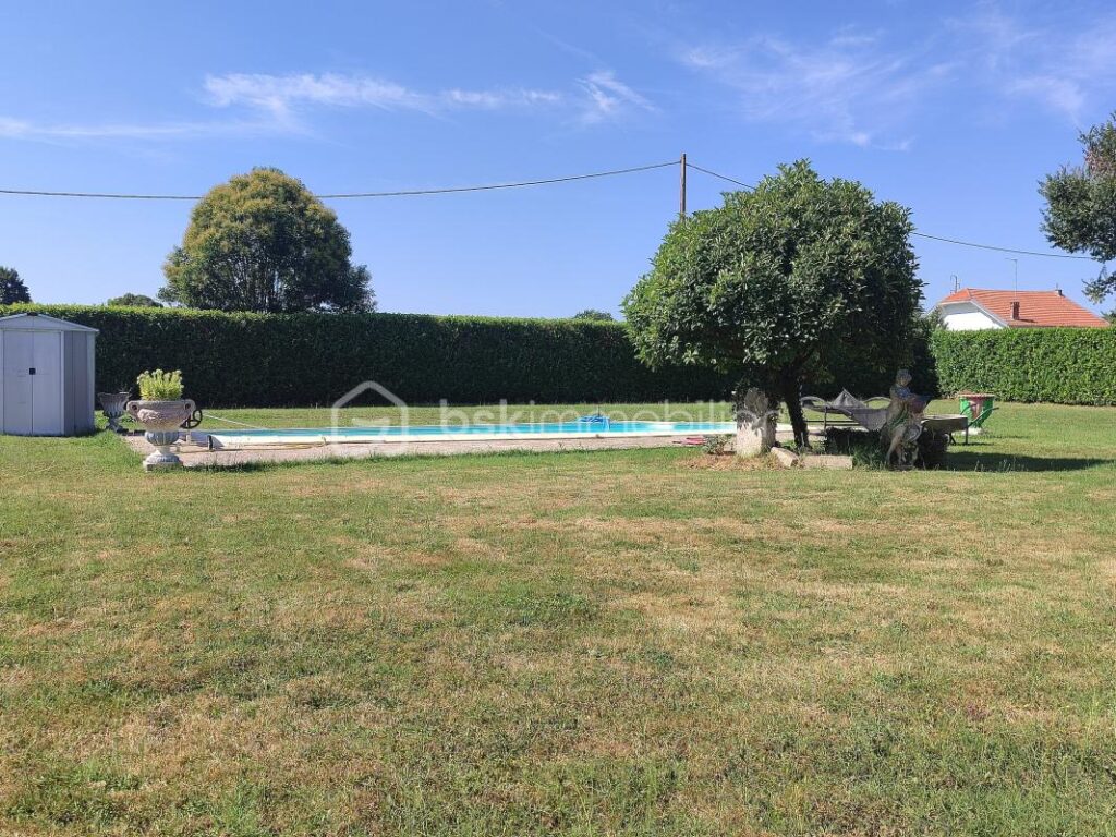 MAISON AVEC PISCINE ET GRAND TERRAIN – 7 pièces – 3 chambres – 200 m²