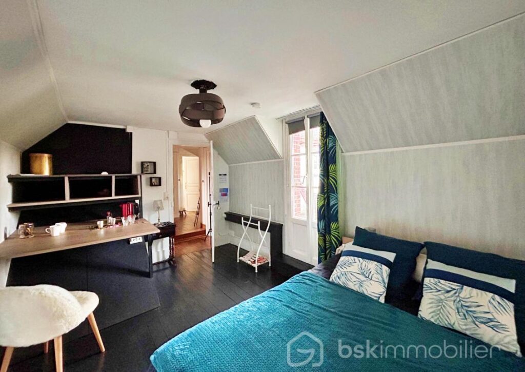 Magnifique propriété de charme du milieu XIXème, offrant 3 maisons pour une surface habitable de 487m2 au total – NR pièces – 12 chambres – 487 m²