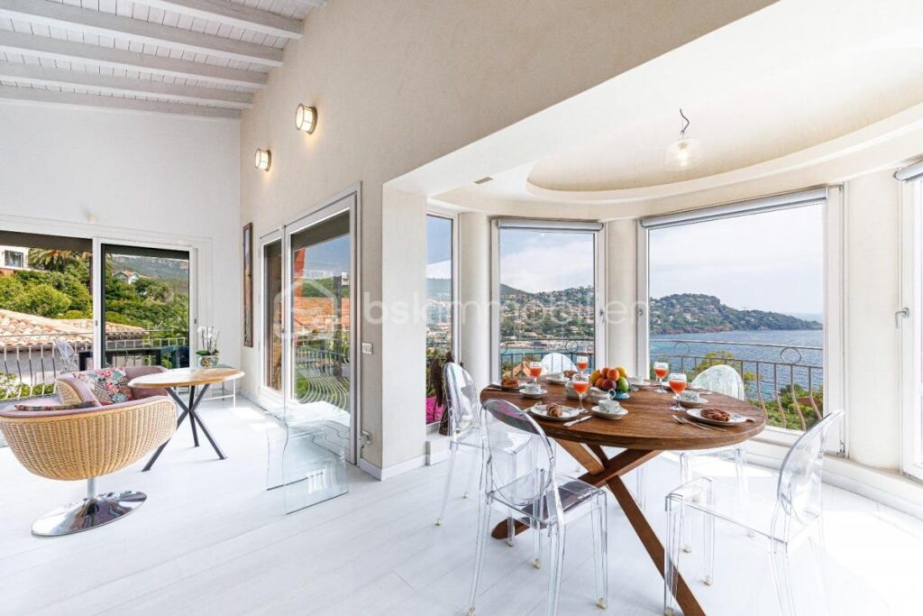 Superbe Maison rénovée de 219m2, 5 pièces, 4 chambres – Quartier du Trayas – 5 pièces – 4 chambres – 219 m²