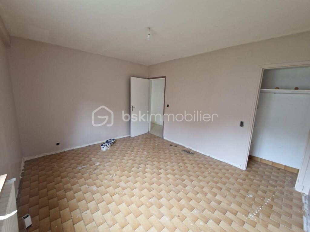 Superbe maison de 167m² sur 2 niveaux à finir de rénover!! Un terrain de 2825m² et une source.. Une grange attenante – 6 pièces – 4 chambres – 167 m²