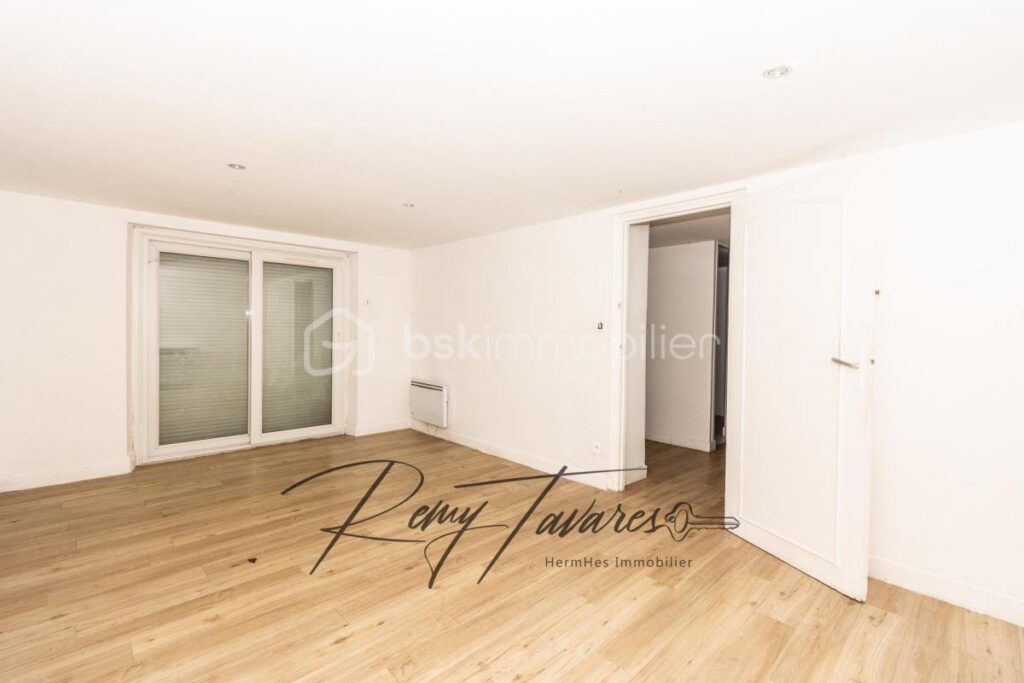 Maison de 185 m2 avec un terrain de 1300 m2 – 6 pièces – 3 chambres – 185 m²