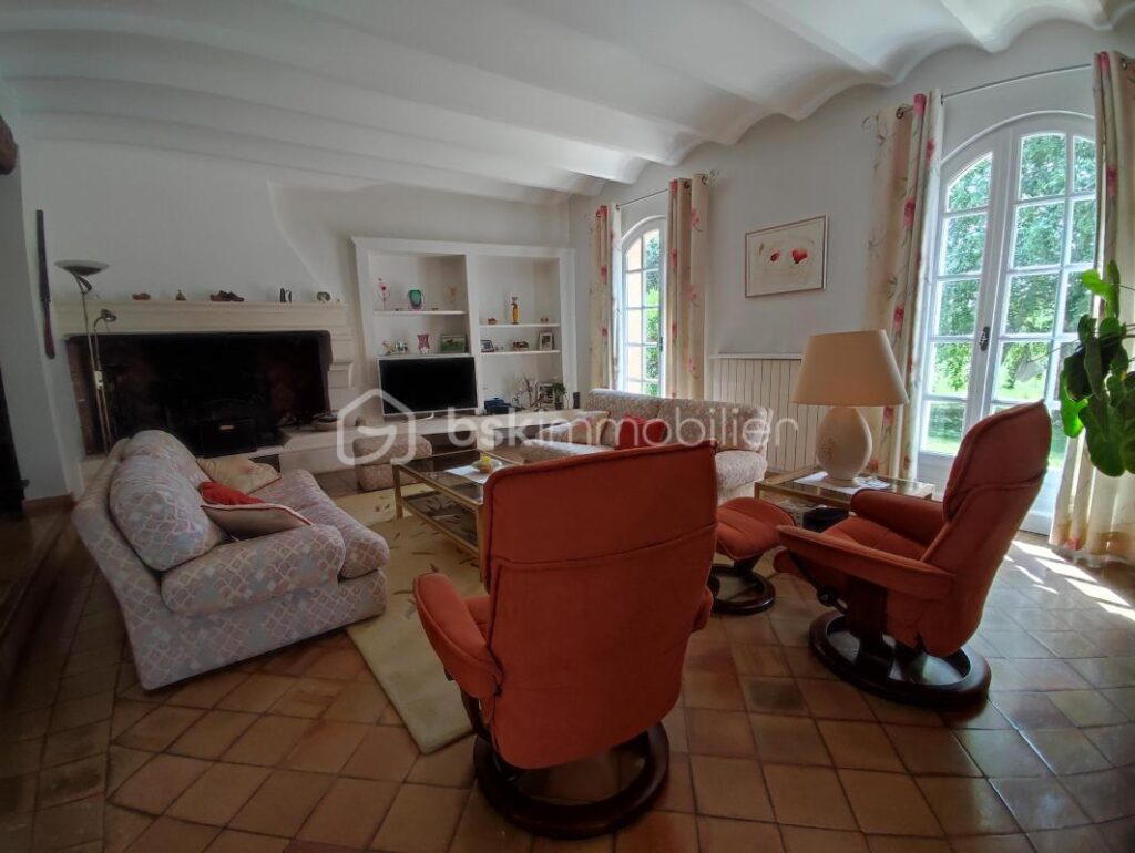 Villa d’architecte avec piscine, garage et plus de 16000km de terrain – 5 pièces – 3 chambres – 150 m²