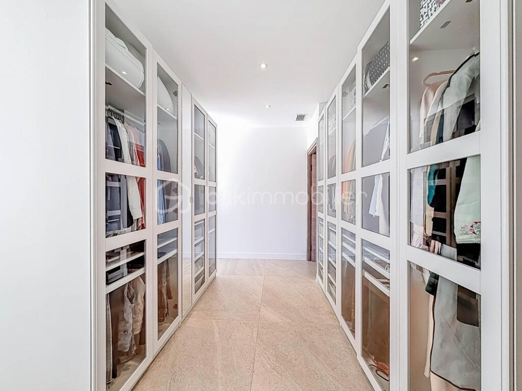 *** VILLA CONTEMPORAINE DE 240 M² SUR 1000 M² AVEC BUREAUX DE 106 M² ET HANGAR DE 200 M² – MONTARNAUD *** – 8 pièces – 4 chambres – 346 m²