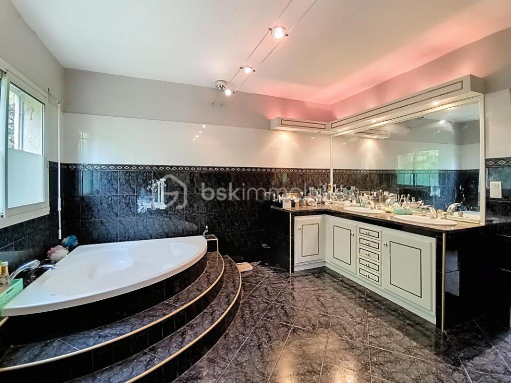 Grande maison familiale de 287 m² avec jardin, piscine et garage – Bédarieux – 11 pièces – 4 chambres – 287 m²