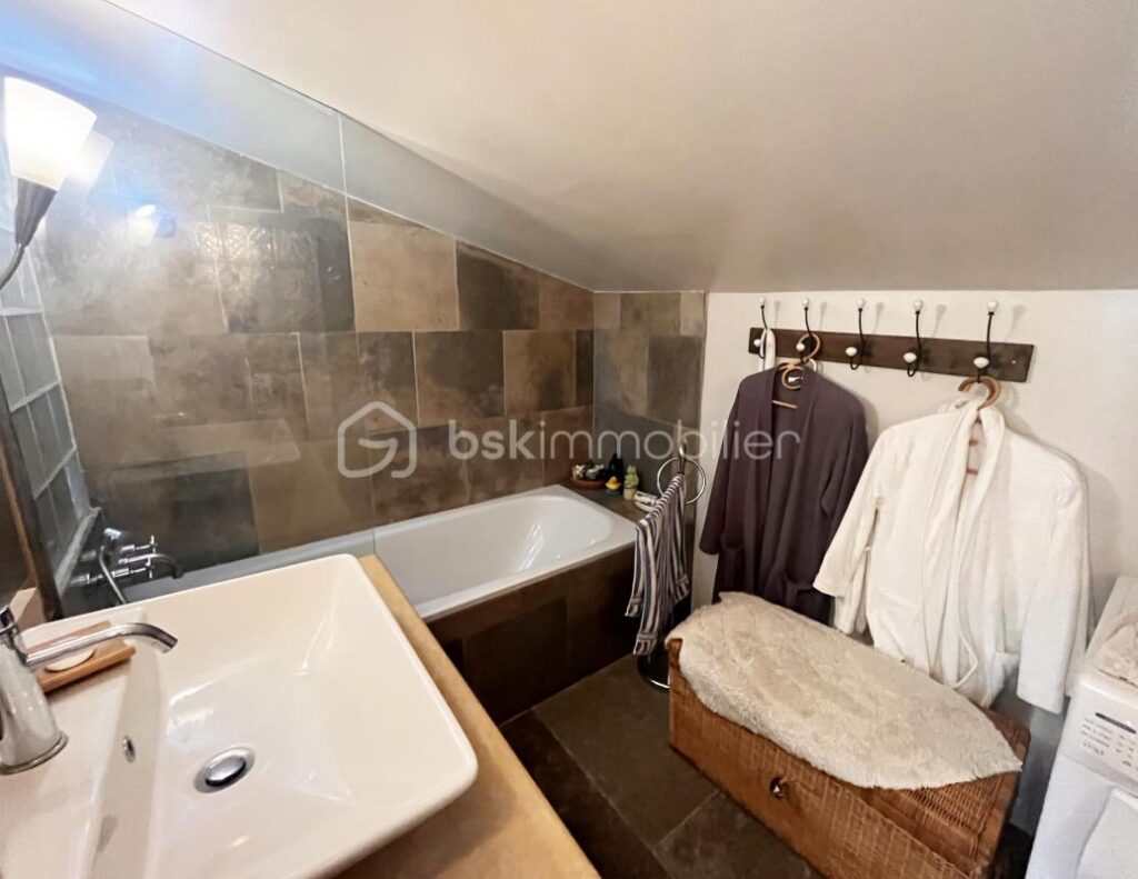 Ménerbes – Exceptionnelle Propriété avec Vues à 360° – Maison Principale, Pigeonnier & Jardin Piscine – 8 pièces – 3 chambres – 176 m²