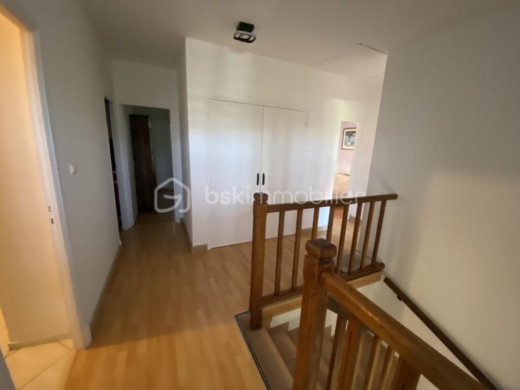 Maison avec piscine à vendre : Profitez de l&rsquo;évasion en ville ! – 5 pièces – 4 chambres – 140 m²