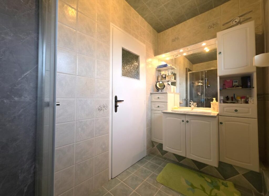 Maison semi-individuelle 103m² avec véranda, garage et jardin clos – 6 pièces – 3 chambres – 103 m²