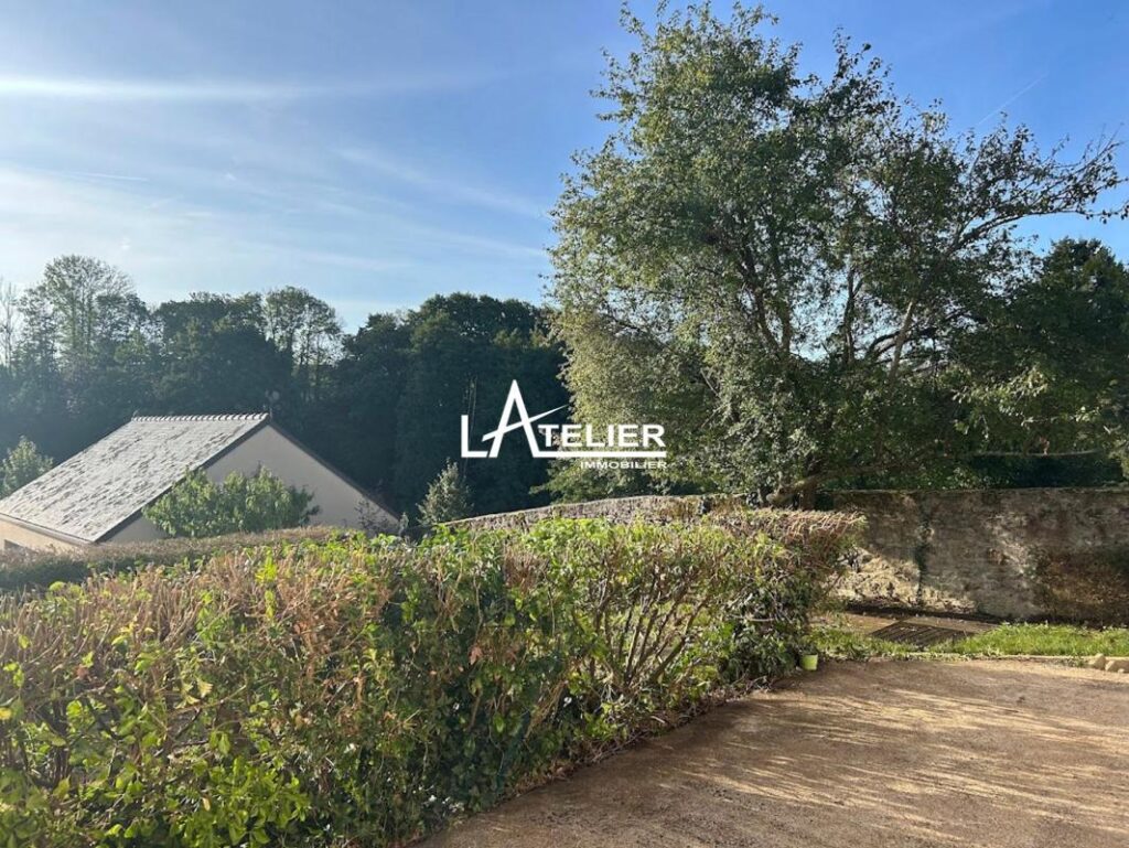 Maison de bourg avec garage indépendant et vie de plain-pied – 5 pièces – 4 chambres – 131 m²