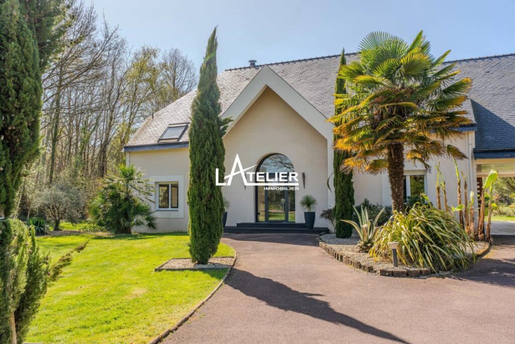 Villa de standing avec jardin luxuriant, intimité préservée – 9 pièces – 7 chambres – 283 m²