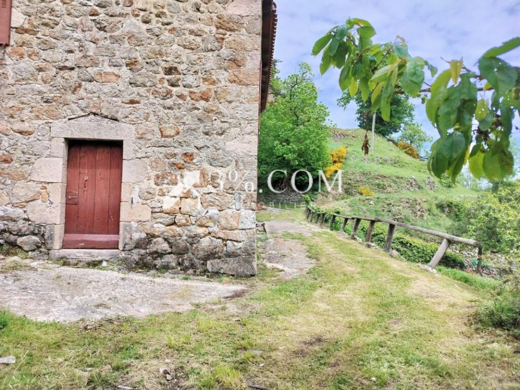 Propriété en pierre de 195m2 habitables et toutes ses dépend – 8 pièces – 5 chambres – 195 m²